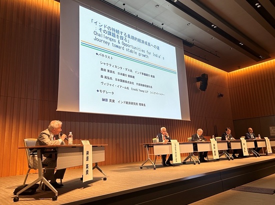 写真　討論会の様子（左から、司会の榊原英資氏＝インド経済研究所理事長、ダス氏、黒田氏、森氏、イアール氏、ジェトロ撮影）