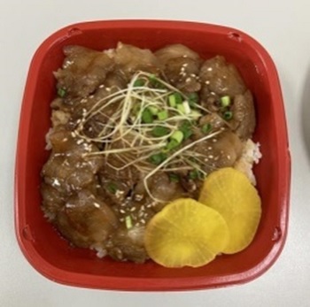 写真　北海道産ななつぼしを使用した豚丼弁当（成都セブン－イレブン提供）