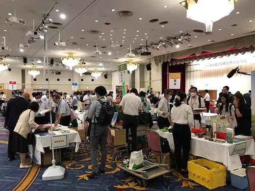 写真　ブースでの試飲試食を伴った商談会全景（鹿児島県提供）