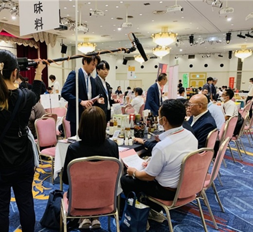写真　県内調味料メーカーと海外バイヤーとの個別商談風景（ジェトロ撮影）