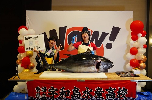 写真　「フィッシュガール」によるマグロの解体ショー（ジェトロ撮影）