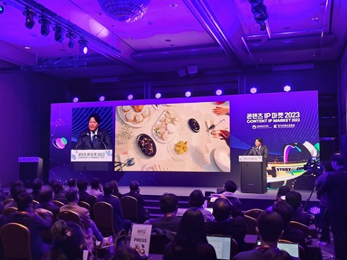 写真　開幕式の様子（サンリオ辻代表取締役社長の基調発表）（ジェトロ撮影）