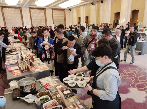 写真　試食・商談の様子（ジェトロ撮影）