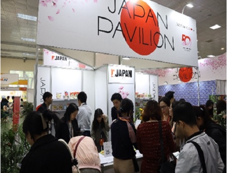 写真　サンプルショールームの商品に関心を示すバイヤー（ジェトロ撮影）