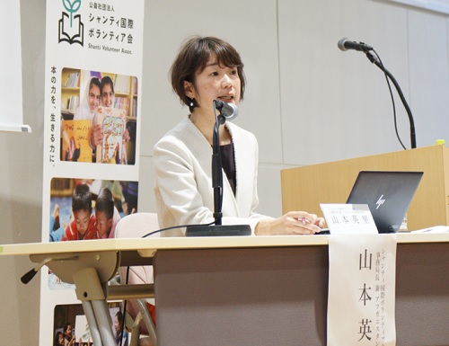 写真　アフガニスタンでの活動を説明する山本所長（シャンティ国際ボランティア会提供）