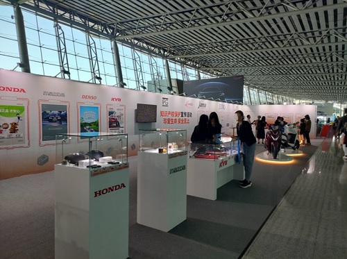 写真　中国IPGなどのブース。ディスプレーされた製品が模倣品か正規品かを当てるクイズもあり、来訪者の興味を引く工夫が施された（ジェトロ撮影）