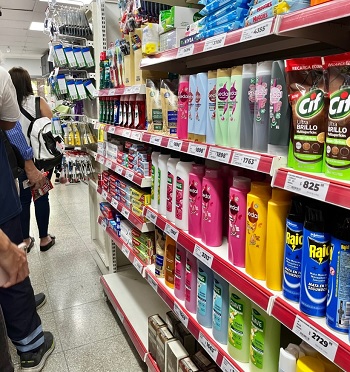 写真　ブエノスアイレス市内の店舗で大幅に値上がりした日用品（ジェトロ撮影）