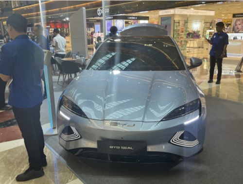 写真　セダン「シール」（ジェトロ撮影）