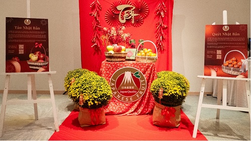 写真　テト（旧正月）の装飾：青森県産リンゴおよび温州ミカンと日本産果実マーク（JFOODO提供）