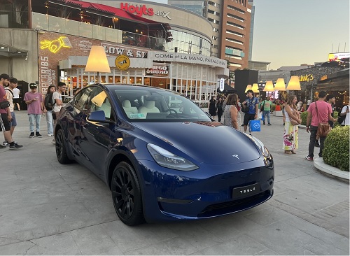 写真　展示されたモデルY（ジェトロ撮影）