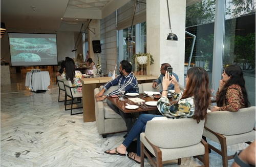 写真　ホテルでのイベントでホタテに関する説明動画を視聴するゲスト（ジェトロ撮影）