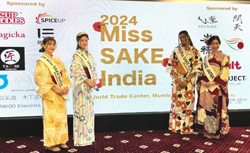 写真　（左から）2024 Miss SAKE India準グランプリのソソウォン・カムラングさん、グランプリのカジャル・チャウハンさん、準グランプリのメナカー・ライさん、2023 Miss SAKE Japanの山田琴子さん（ジェトロ撮影）