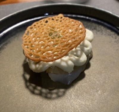 写真　日本産ホタテとごま豆腐、リンゴを掛け合わせた創作料理（ジェトロ撮影）