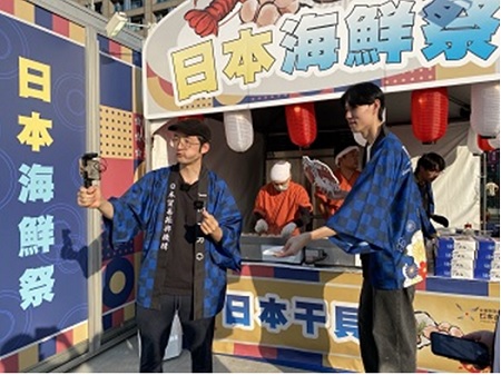 写真　著名YouTuberによるライブ配信(ジェトロ撮影）