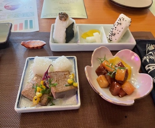 写真　試食用おにぎり、マグロのガーリックバター焼き、マグロとブリの和え物（ジェトロ撮影）