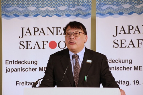 写真　あいさつする小川農林水産審議官（ジェイアール東日本企画提供）