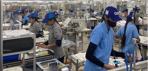 写真　TASI工場で働く女性ワーカー（TASI提供）