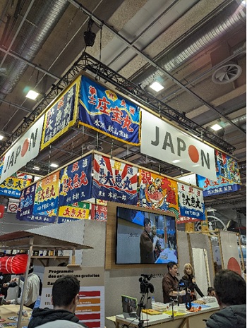 写真　大漁旗で囲まれた日本ブース（ジェトロ撮影）