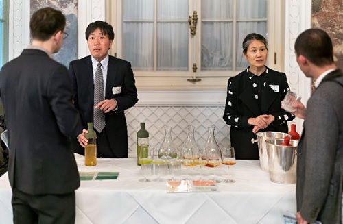 写真　田辺結美氏（右）による日本茶解説（©CH.Lietzmann）
