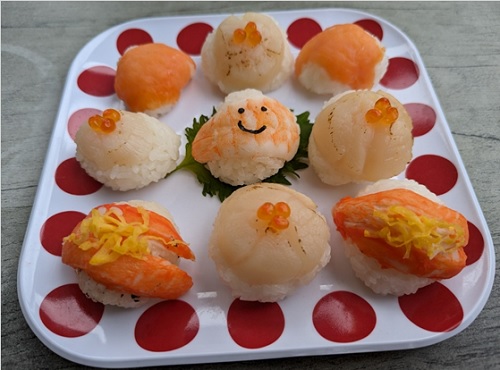 写真　食育イベントを通じて作成された、日本産ホタテなどを使ったてまりずし（ジェトロ撮影）