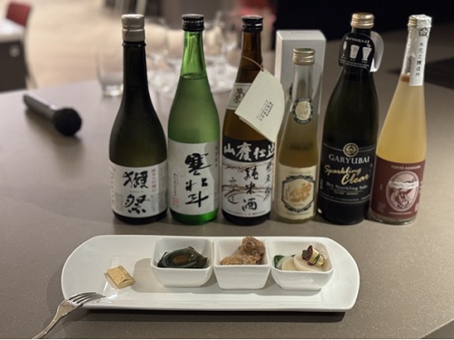 写真　試飲した日本酒とフードペアリングに用いられた食材（ジェトロ撮影）