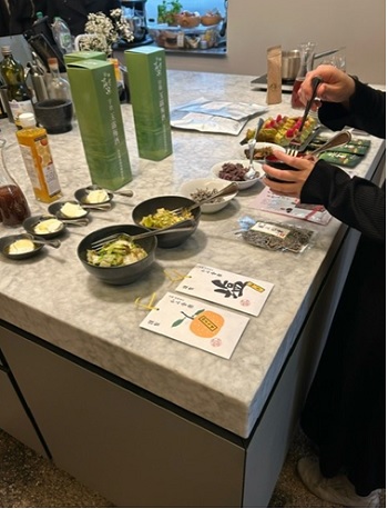 写真　試食・試飲現場の様子（参加者提供）