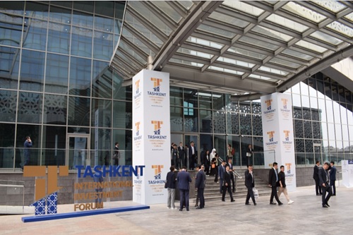 写真　タシケント国際投資フォーラムが開催されたタシケント市会議場入り口（ジェトロ撮影）