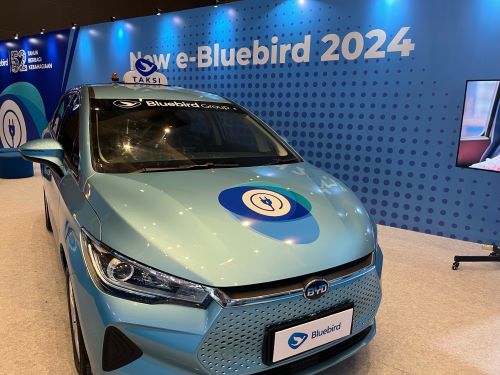 写真　ブルーバード社が導入予定のBYD「e6 Gen2」（ジェトロ撮影）