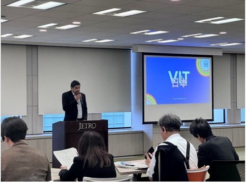 写真　VITのシング氏による大学紹介（ジェトロ撮影）