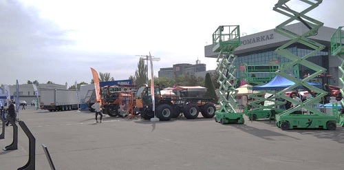 写真　国際産業展示会イノプロム・中央アジアの入り口に展示された農業機械と車両（ジェトロ撮影）