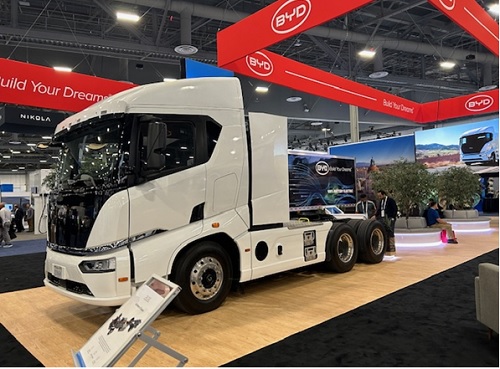 写真　BYDのクラス8トラック「8TT Electric」（ジェトロ撮影）