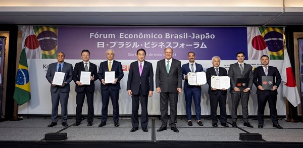 写真　MOU発表式で企業関係者と写真撮影をする岸田首相とアルキミン副大統領（中央）（ジェトロ撮影）