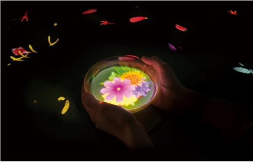 写真　チームラボ《小さきものの中にある無限の宇宙に咲く花々》©チームラボ（同社提供）