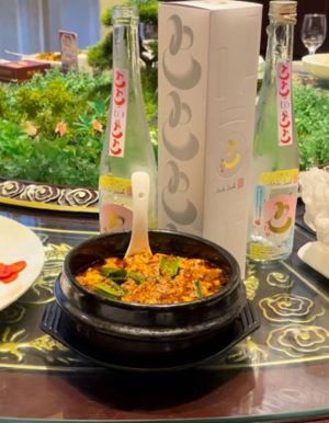写真　麻婆豆腐と日本酒「と」（ジェトロ撮影）