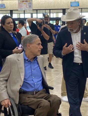 写真　店内でアボット知事（左）を案内する創業者のアーチ・アプリン3世氏（右、ジェトロ撮影）