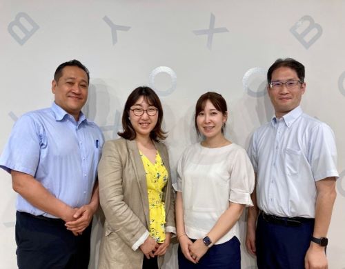 写真　アンナハルの品川代表取締役（左から2番目）と横浜市経済局イノベーション推進課職員（ジェトロ撮影）