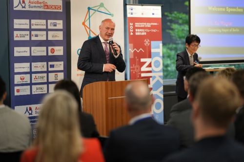 写真　ベーグナー・ベルリン州首相のあいさつ（ベルリン商工会議所提供）