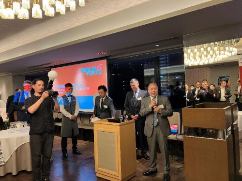 写真　ベルリンの経済界に日本との連携を呼びかけるジェトロの片岡副理事長（前列中央、ジェトロ撮影）