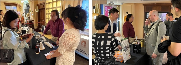 写真　（左）参加者に商品を説明する様子、（右）来場者が試飲する様子（ともにジェトロ撮影）