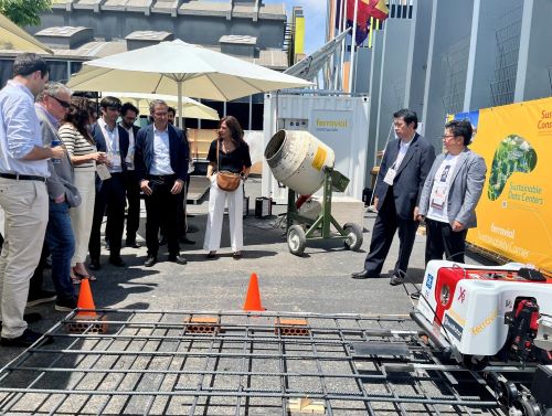 写真　建ロボテックがフェロビアルの会長やCEOらを招いてデモンストレーション（ジェトロ撮影）