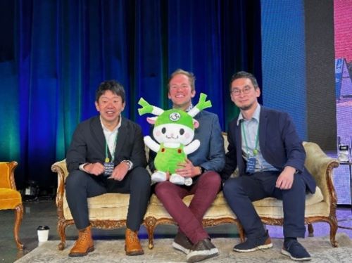 写真　パートナーシップ発表後の様子。深谷市の福嶋隆宏氏（左、産業振興部産業ブランド推進室 室長補佐）とグランド・ファームのアンドリュー・ジェイソン氏（中央、エコシステム・ディレクター）（ジェトロ撮影）