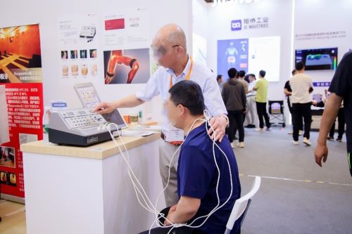 写真　展示品を体験する来場者（ジェトロ撮影）