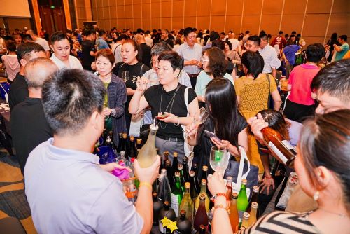 写真　商談会会場内での試飲・商談の様子（ジェトロ撮影）