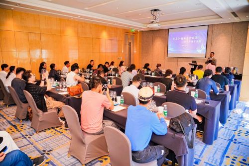 写真　商談会期間中に実施した唎酒師（きき酒師）によるバイヤー向け日本酒類セミナー（ジェトロ撮影）
