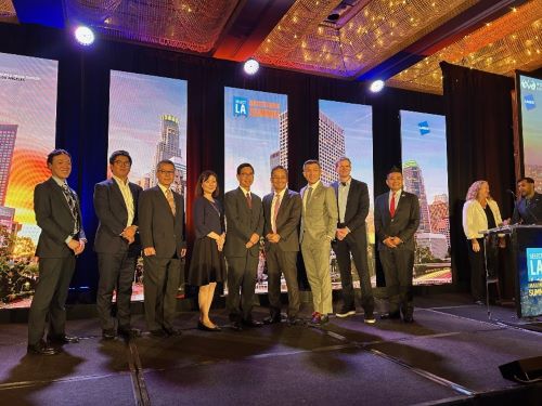 写真　在ロサンゼルス日本国総領事館、南カリフォルニア日系企業協会代表、ジェトロ・ロサンゼルス所長、WTCLAのCEOらの記念撮影（ジェトロ撮影）