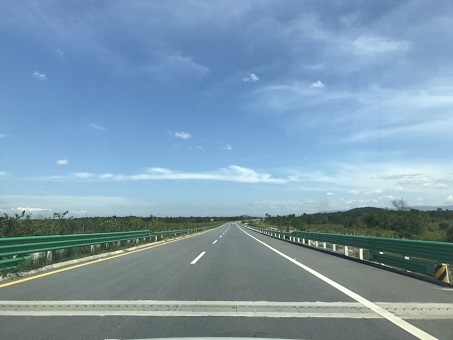 写真　プノンペン～シアヌークビル高速道路（ジェトロ撮影）