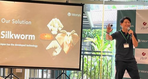 写真　蚕由来の代替タンパク質原料について説明するモルスの佐藤CEO（ジェトロ撮影）