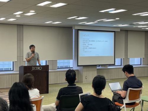 写真　片岡氏による講演（ジェトロ撮影）