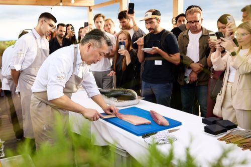 写真　長屋氏によるブリのカッティングショー（Vivi D’Angelo提供）