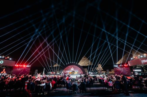 写真　ギザ・ピラミッド前特設会場で開催されたセレモニー（Diamond Motors提供）